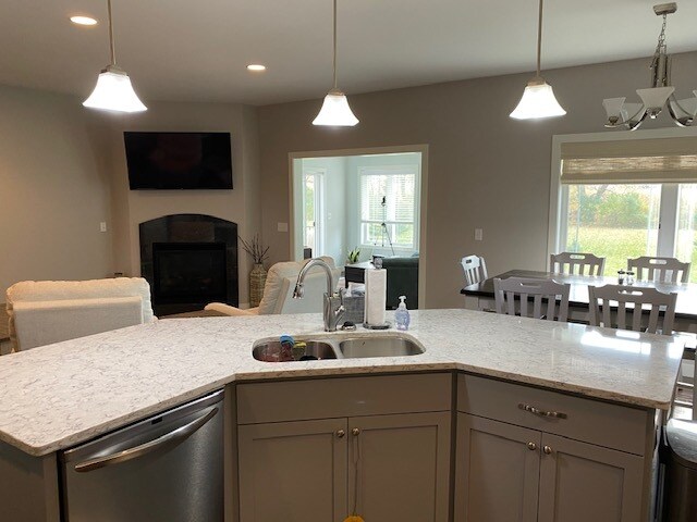Family room - 923 Lake Forest Cir