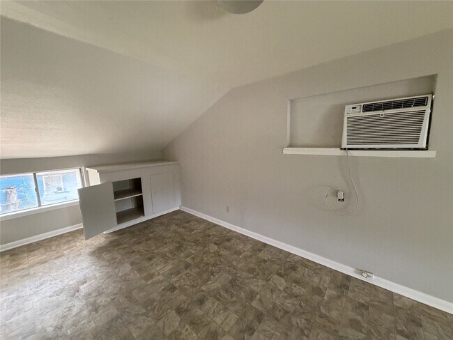 Building Photo - 7010 Corsicana St