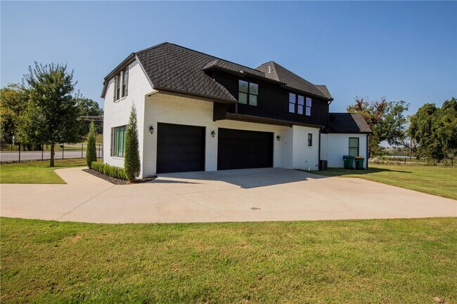Building Photo - 3 S Castle Oaks Ct