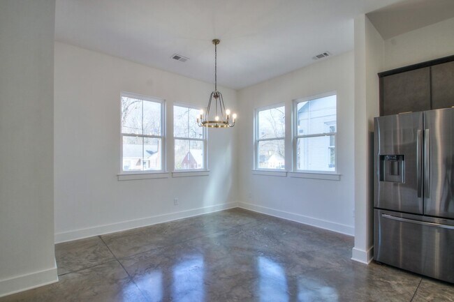 Foto del edificio - 904 Burchwood Ave