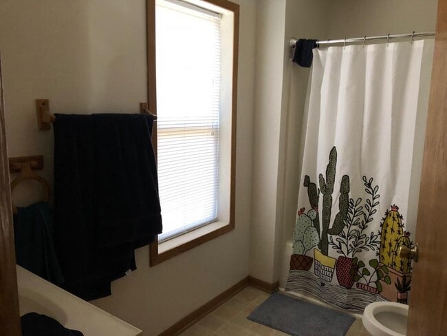 Building Photo - 1014 E Johnson St