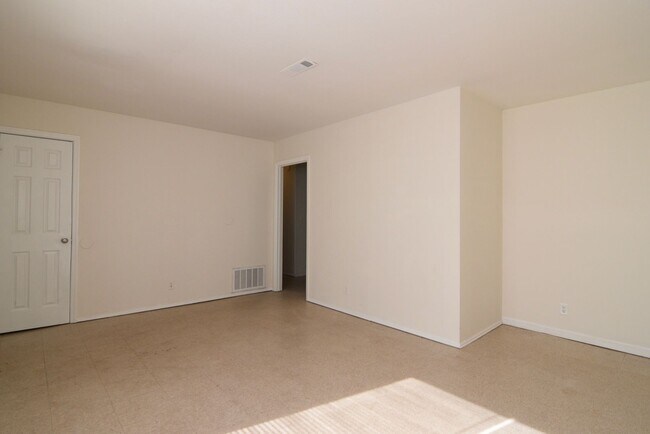 Building Photo - 4 Beds/2 Baths - All Electric - Section 8 OK