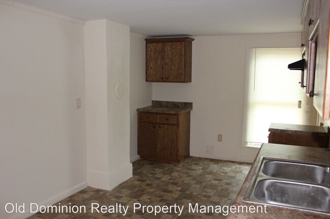 Building Photo - 3 br, 1 bath House - 220 South Main Street
