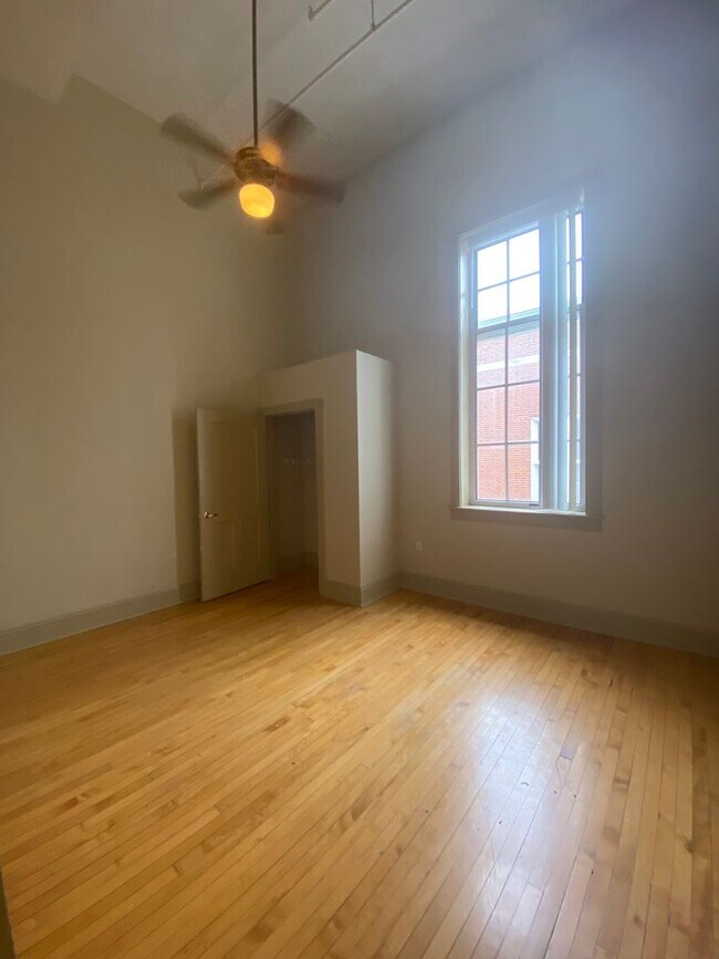 Foto del edificio - $200 OFF! Updated 3 Bed 1 Bath Apartment w...
