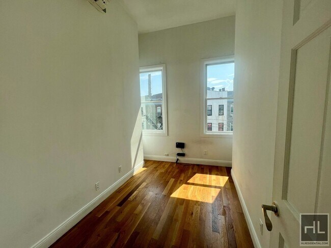 Foto del edificio - 3BR 1BA Sunny Sky Light Top Floor