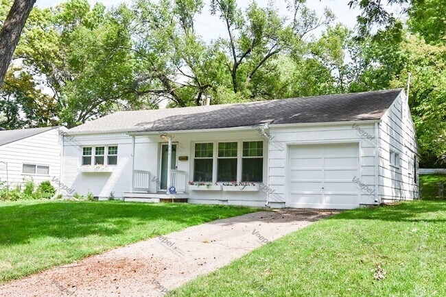 Building Photo - 3 Bed, 1 Bath Home with Garage in Prime Kansas City Location