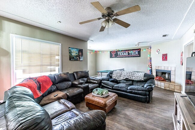 Building Photo - Pre-Leasing Summer 2023: Spacious 4/2,