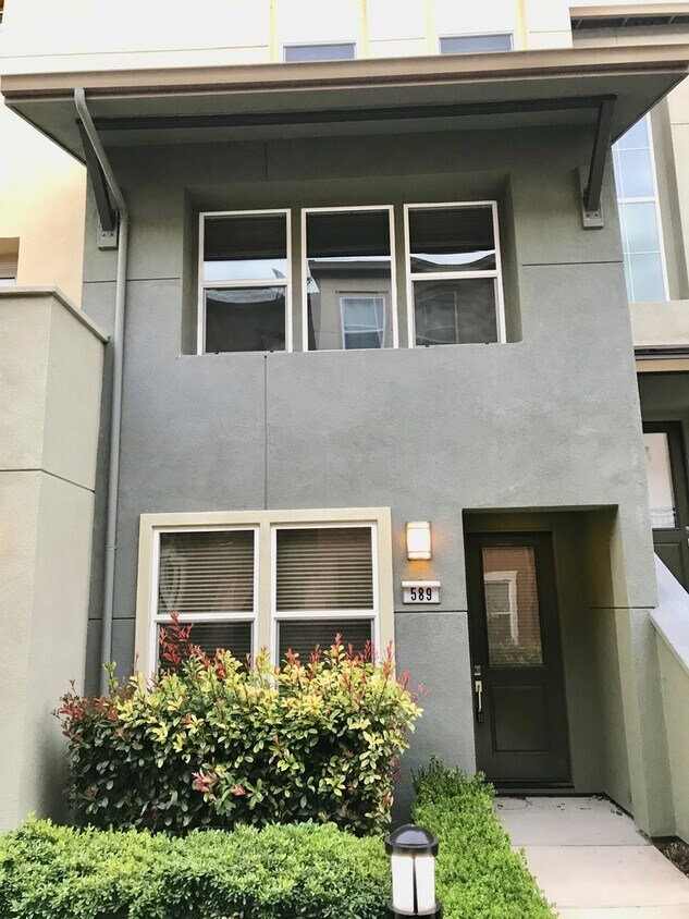 Foto principal - Meticulously Maintained 3 Bed 3 Bath Townh...