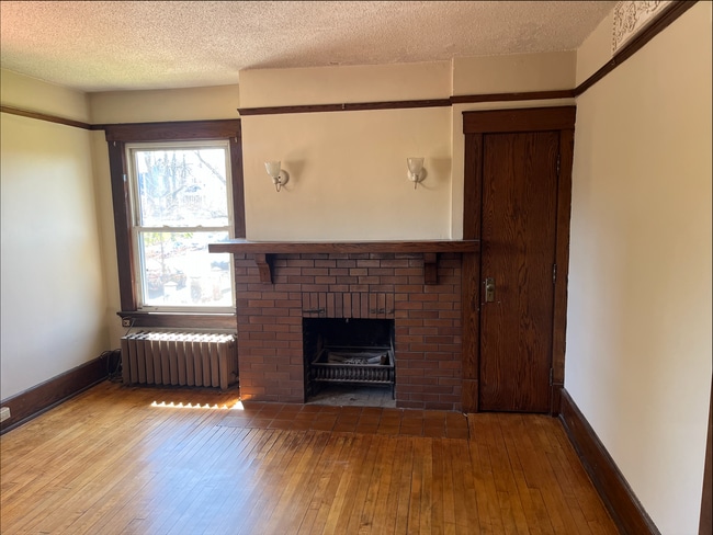 Building Photo - Charming, Vintage, Downtown Apartment