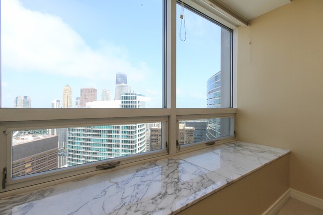 Building Photo - 512 N McClurg Ct