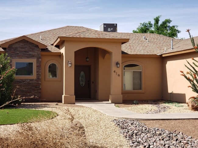 Building Photo - Modern 4 Bedroom 2 Bath Home!