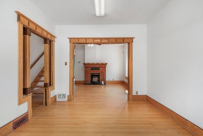 Building Photo - 1216-1215 15 St SW