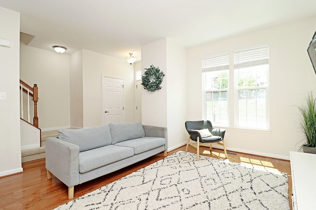 Foto del edificio - Pavilions at Pantops Townhome With Garage