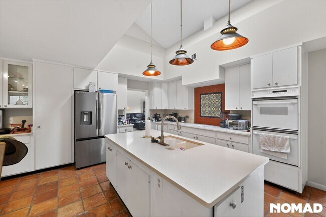 Foto del edificio - 5314 Oak Bay Dr E