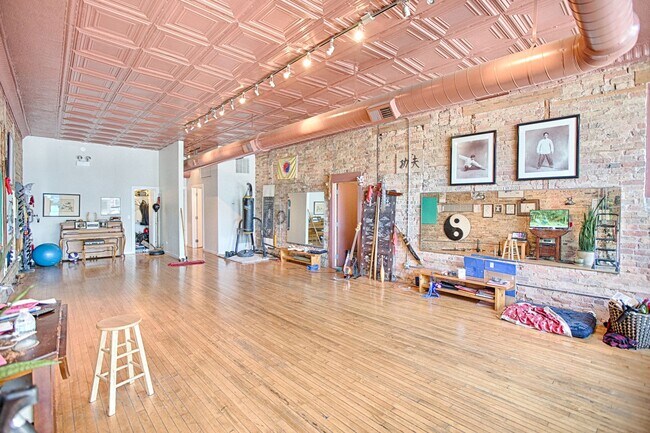 Building Photo - HUGE 1 Bedroom Apartment in Wicker Park