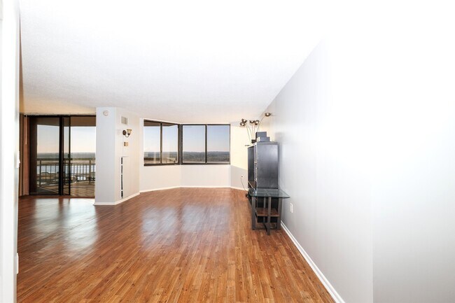 Building Photo - 1310 Harmon Cove Tower