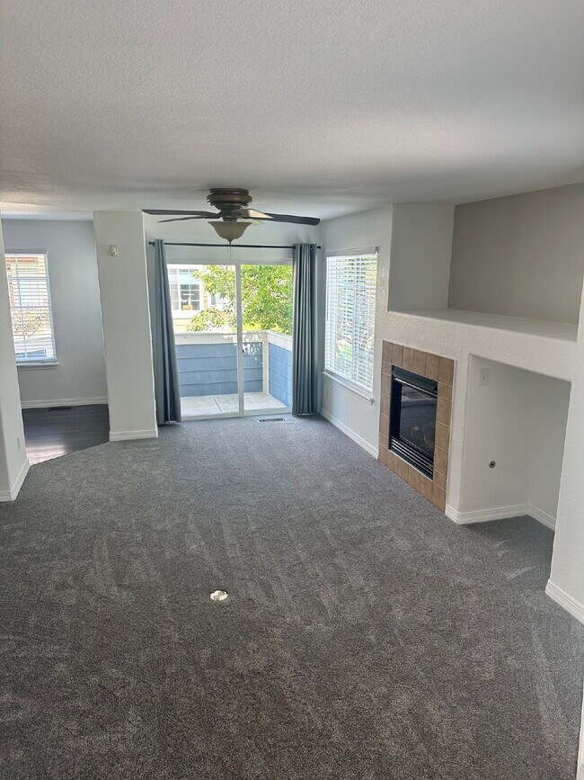 Foto del edificio - "Charming 2-Bed Townhouse Retreat with 2.5 Baths in Lochbuie – Spacious 1312 Sq. Ft. Living!"