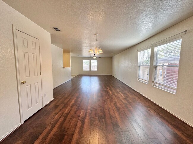 Foto del edificio - *COMING SOON*  Beautifully Designed Two-Story Home with Loft and Garden Tub!