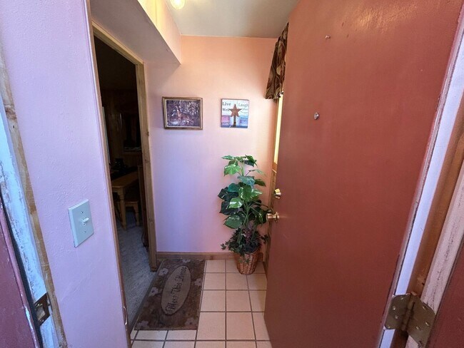 Foto del edificio - Beautiful Furnished 2 Bedroom Basement Apa...