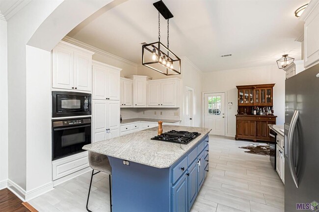 Building Photo - Country Club Living! Home sits on the 12th...