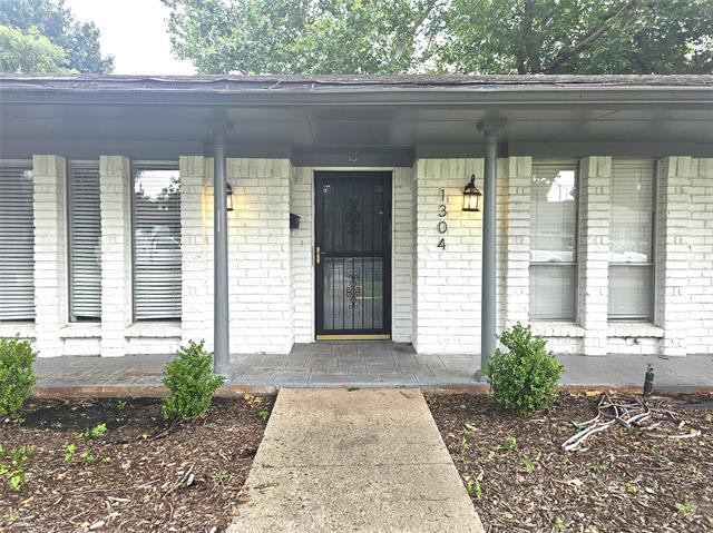 Foto del edificio - 1304 Oakhill Dr