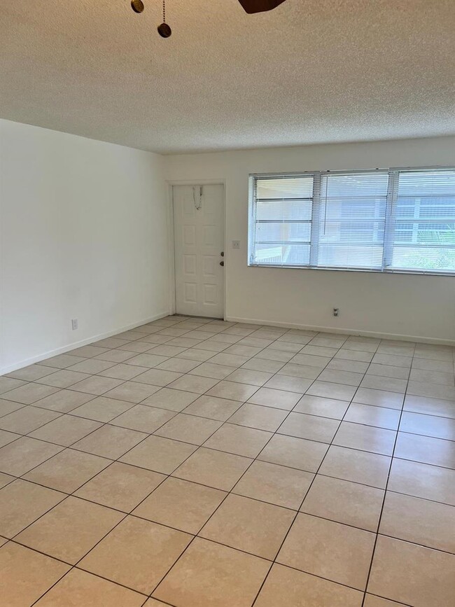 Building Photo - 1040 Twin Lakes Dr