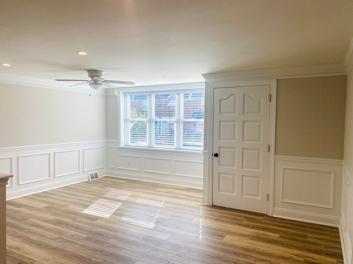 Living Room/Apt. Entrance - 1517 Curtin St