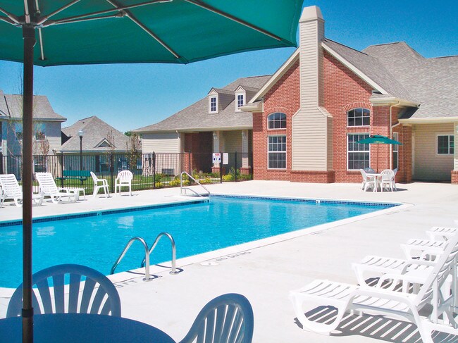 Clubhouse - Piscina - The Ave at Johnston Commons