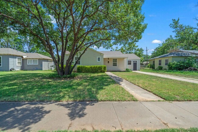 Foto del edificio - Large Updated Home, Minutes from Texas Tech