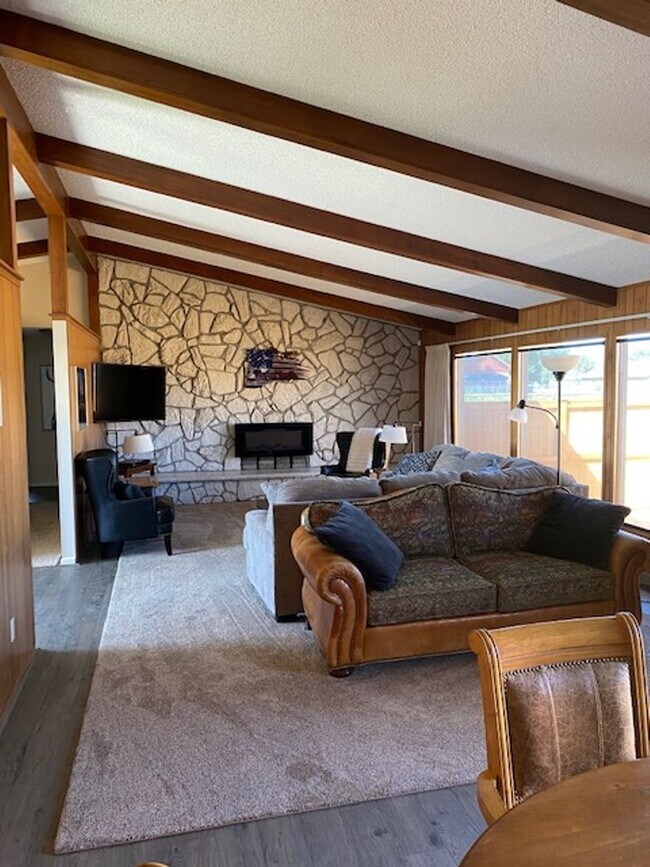 Foto del edificio - charming home in Terrebonne - Tons of room...