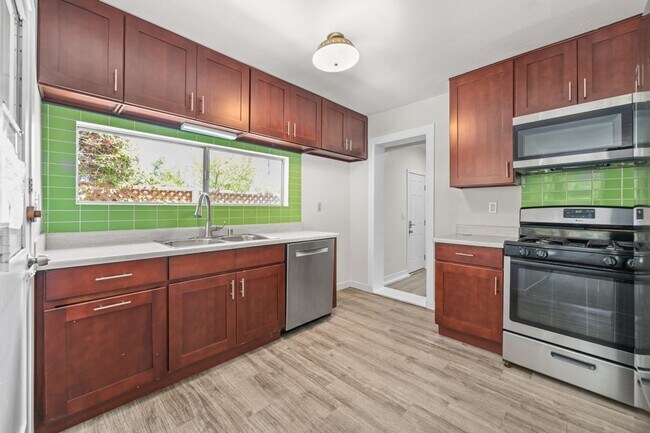 Building Photo - Private pool oasis!