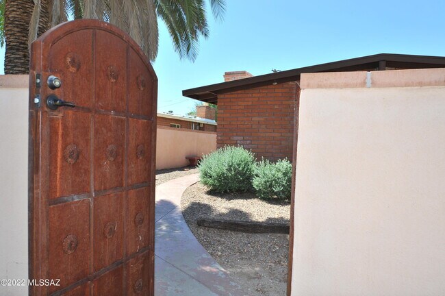 Foto del edificio - 5842 E 4th St