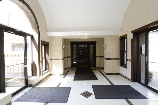 Wilson Court Lobby - Wilson Court - 1901 W Wilson Ave