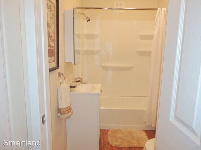 Foto del edificio - 3 br, 2 bath House - 450 Waverly Road,