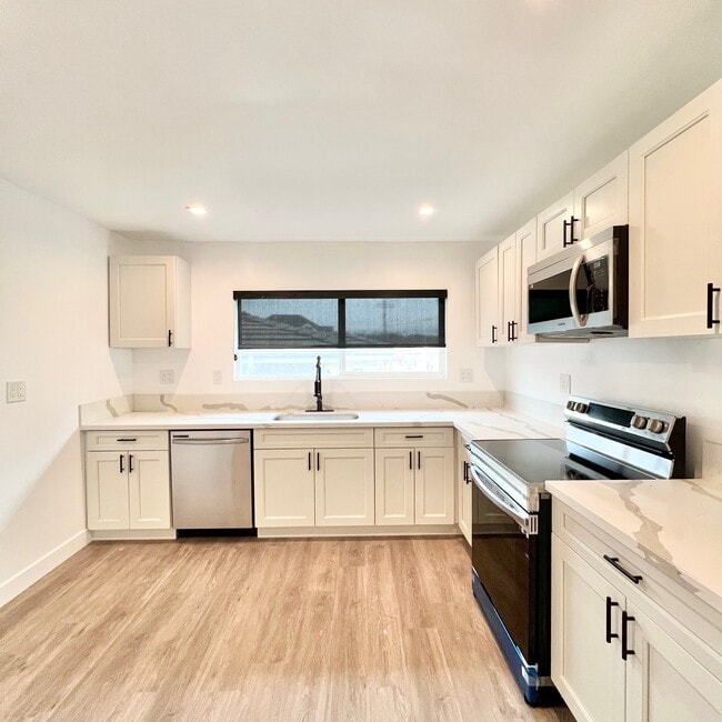 UNIT 6 - available on 11/1/25 - 701 N. Hill Pl.