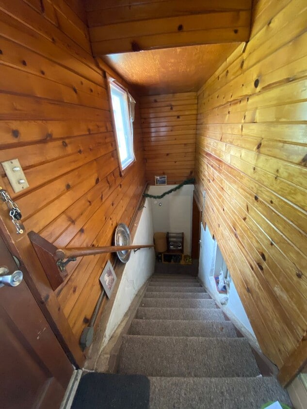 Primary Photo - Spacious 1 bed, 1 bath basement close to I...