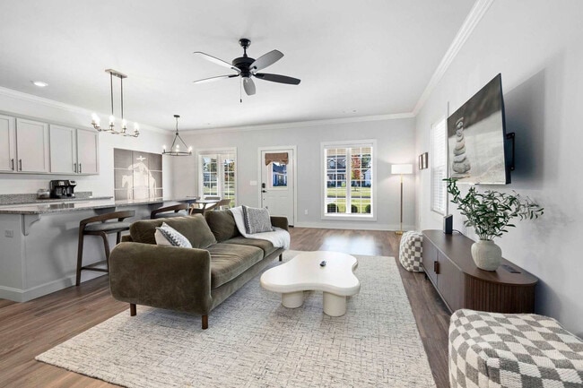 Building Photo - 913 NE Hts Ln