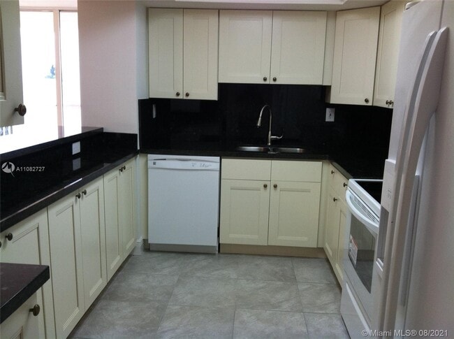 Building Photo - 2655 Collins Ave