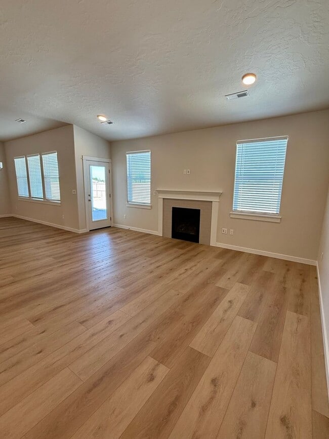 Building Photo - Welcome home! 4 bed 2 bath in Caldwell Idaho