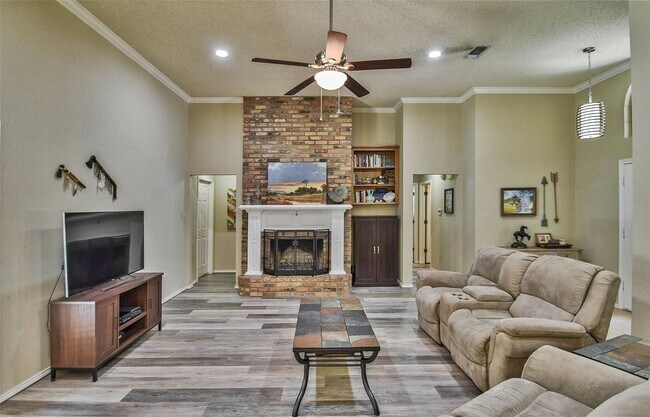 Building Photo - Beautiful Home on Mature Tree'd Lot  in We...