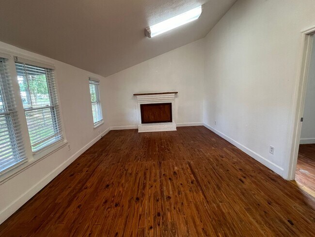 Building Photo - Cute 3 bedroom, 1 bath home with large fen...
