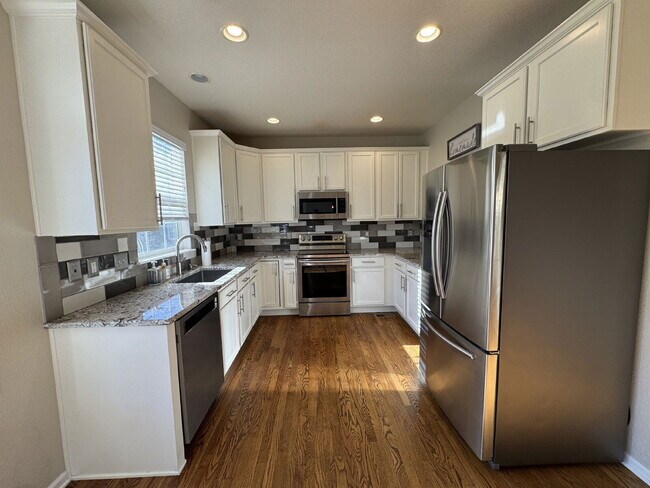 Foto del edificio - 631 Hanging Rock Pl