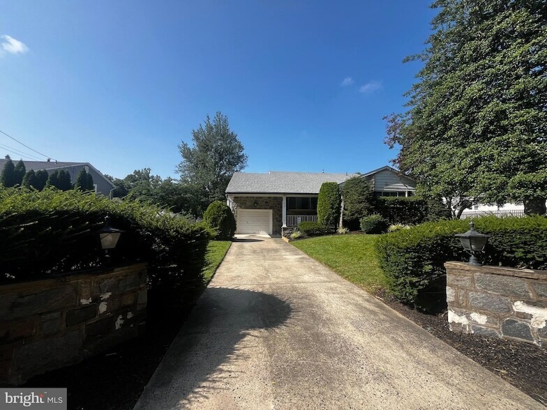 Foto del edificio - 1717 Country Club Dr