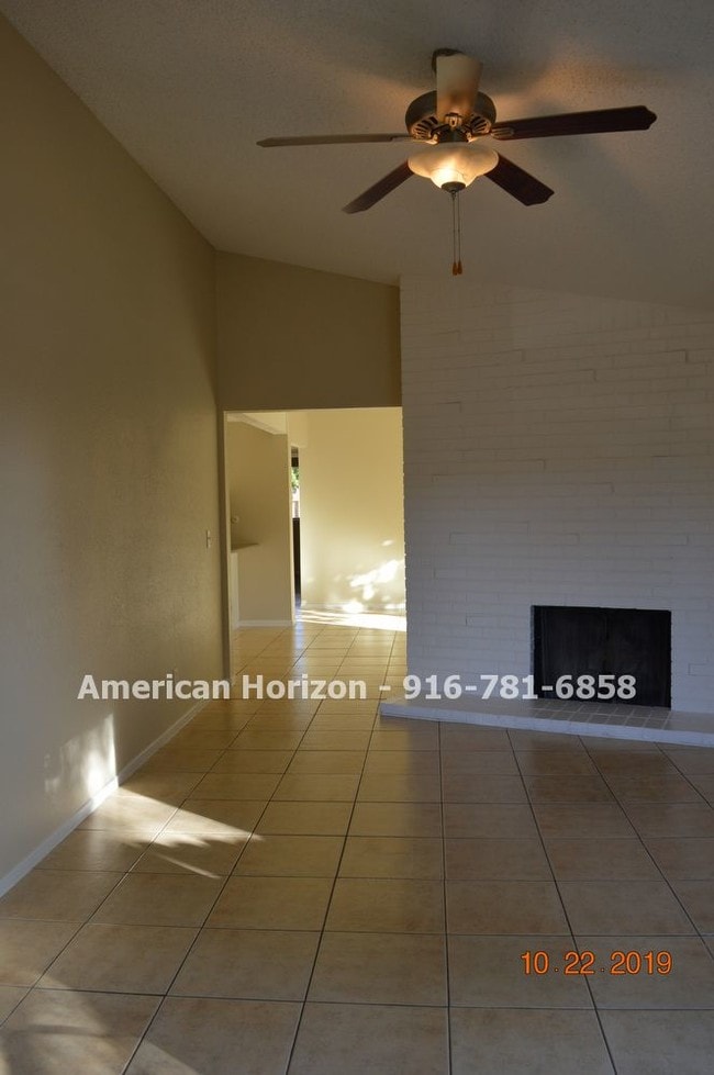 Building Photo - 10437 El Mercado Dr