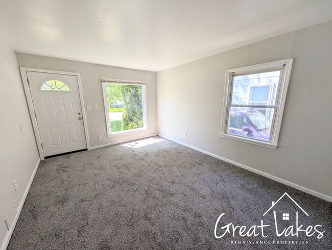 Building Photo - Stunning 2 Bedroom 1 Bathroom now availabl...