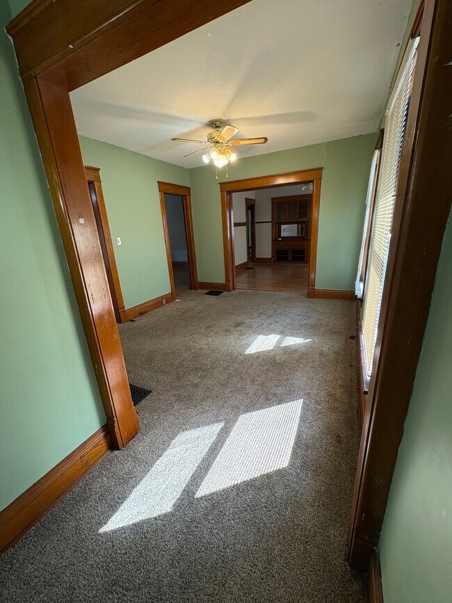 Foto del edificio - 204 N Division Ave