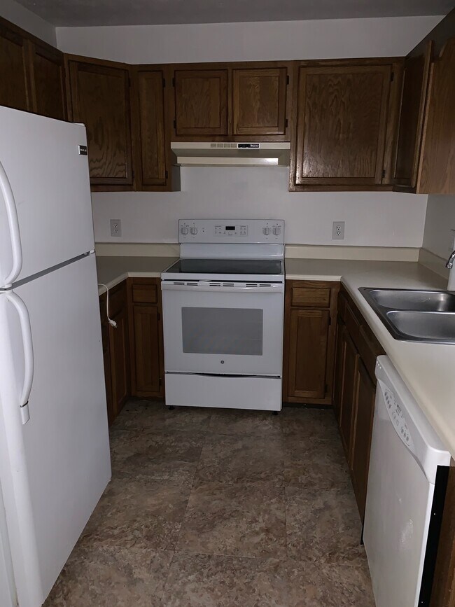 Kitchen - 117 McGrew Dr