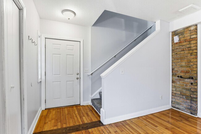 Foto del edificio - 2827 N Bryant Ave