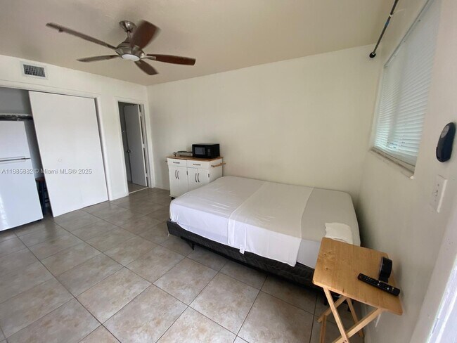 Foto del edificio - 2175 NE 56th St
