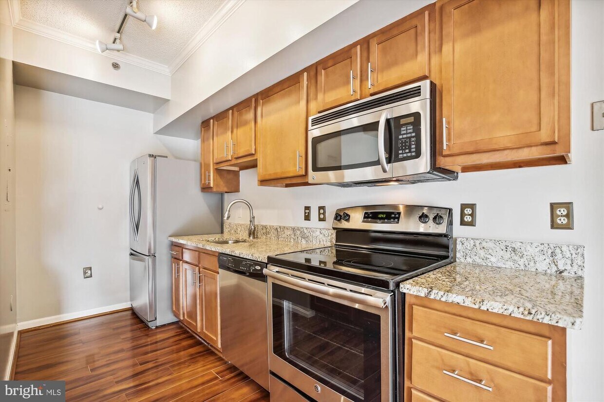 1211 S Eads St Unit 904, Arlington, VA 22202 Room for Rent in